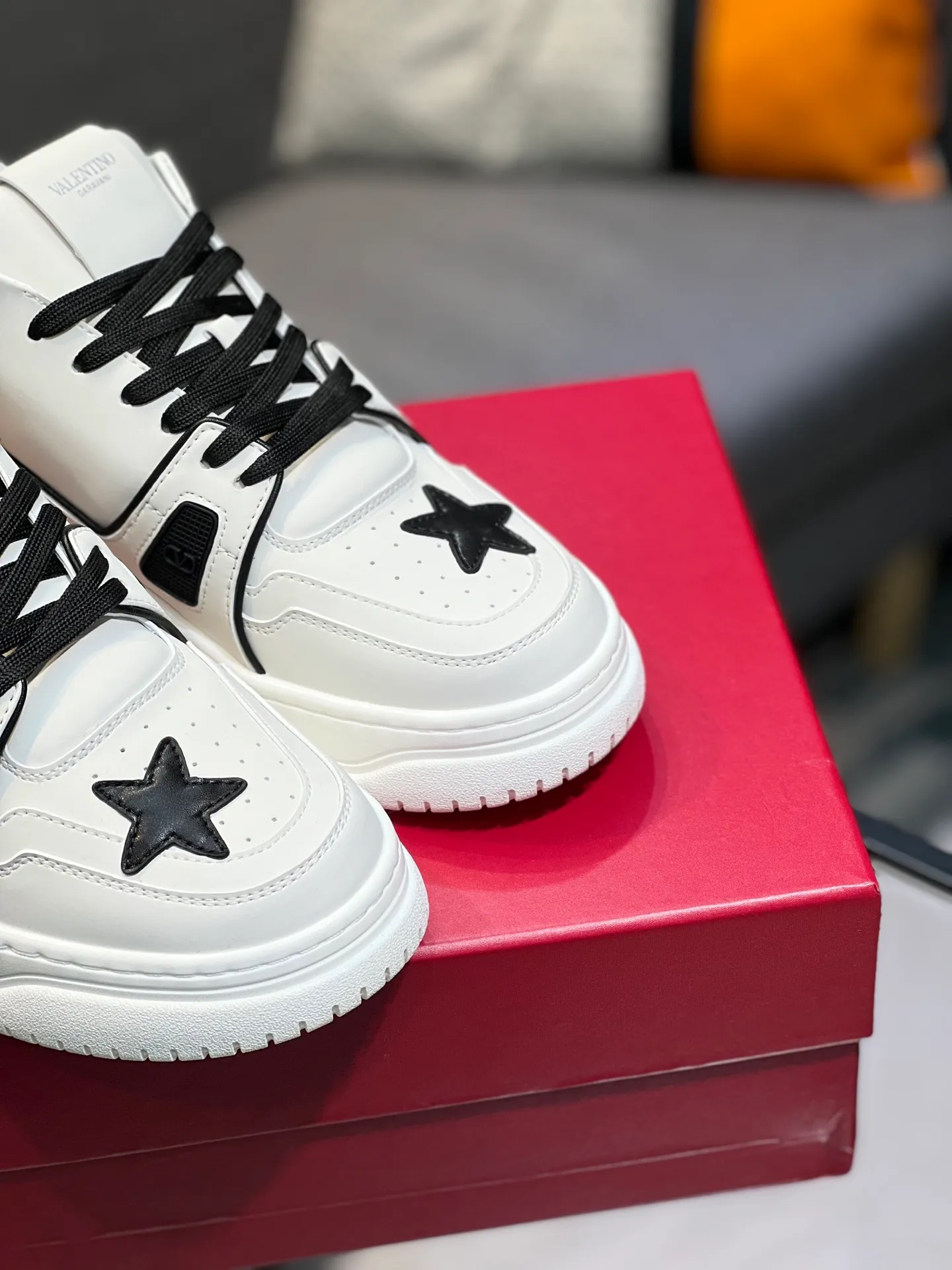 Men's Men's Shoes 💰660 Valentino 2023 early autumn new star shoes are now online! Wang Hedi and Ren Jialun have been worn by many celebrities. Who can refuse the same couple shoes as Wang Hedi! The design of Stars Stab My Heart is cool and spicy. The material of the shoes is cowhide, and every color is beautiful! Size 35-40, men’s size 39-44 (women’s 41, men’s 38, 45🉑️customized)